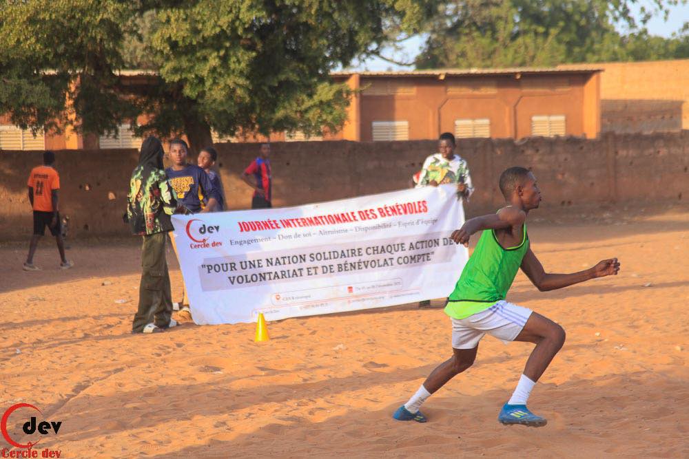 Lire la suite à propos de l’article Cercle Dev célèbre la Journée Internationale du Bénévolat à Koira Tégui